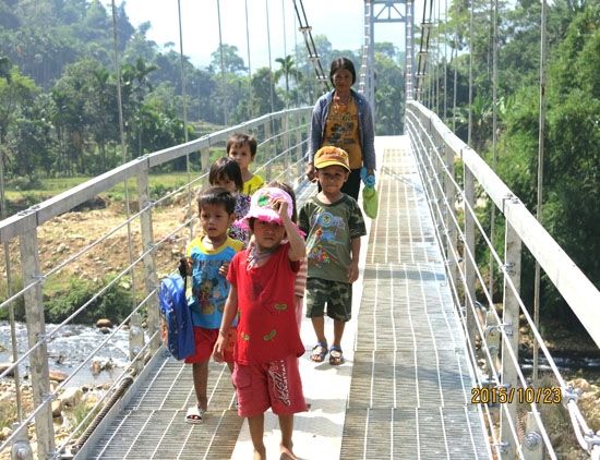 Cầu treo qua xóm ông Bon hoàn thành, góp phần đảm bảo ATGT cho người dân.
